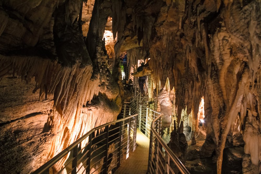 Stalattiti e stalagmiti dentro il percorso visitabile nell'Antro del Corchia, nelle viscere della Alpi Apuane, in Toscana