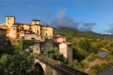 Vista sul ponte Santa Lucia nel borgo toscano di Castelnuovo di Garfagnana