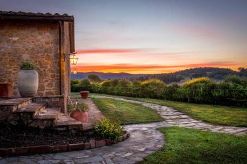 Villa in pietra in Toscana al tramonto
