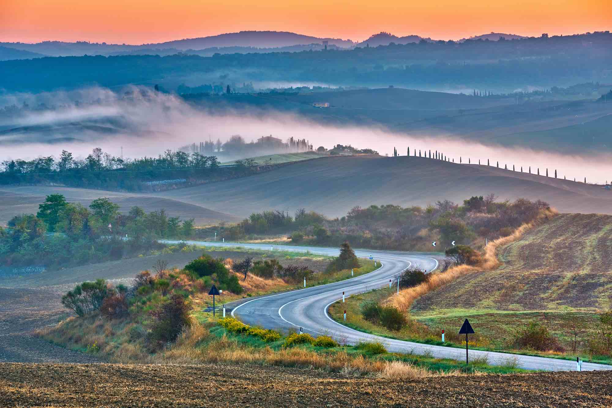 Una strada in Val d'Orcia per visitare la Toscana in auto