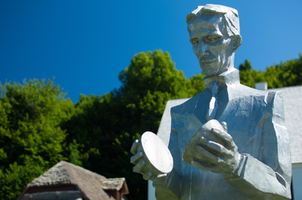 Statua di Nicola Tesla a Smiljan in Croazia, autore Mile Blazevic 