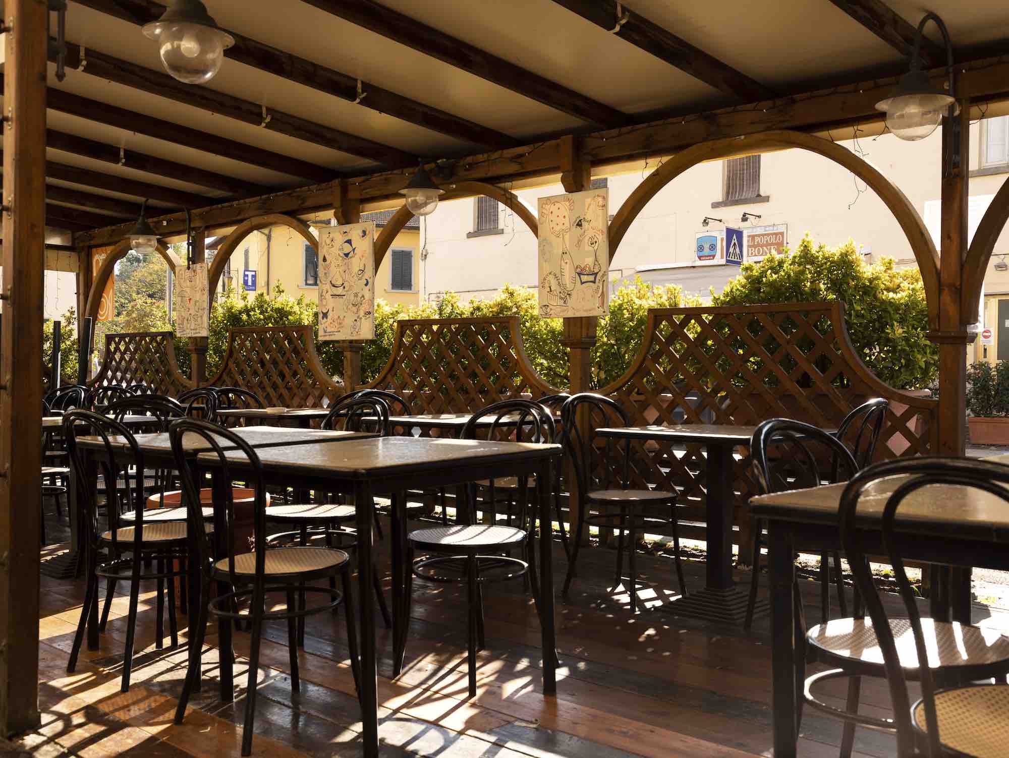 Tavoli all'aperto dell'Osteria Bonanni a Montelupo, uno dei migliori ristoranti di cucina toscana nei dintorni di Firenze