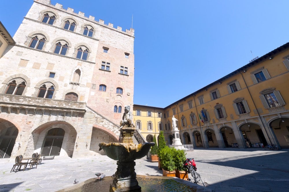 Statua di Francesco Datini a Prato, e il Palazzo del Comune