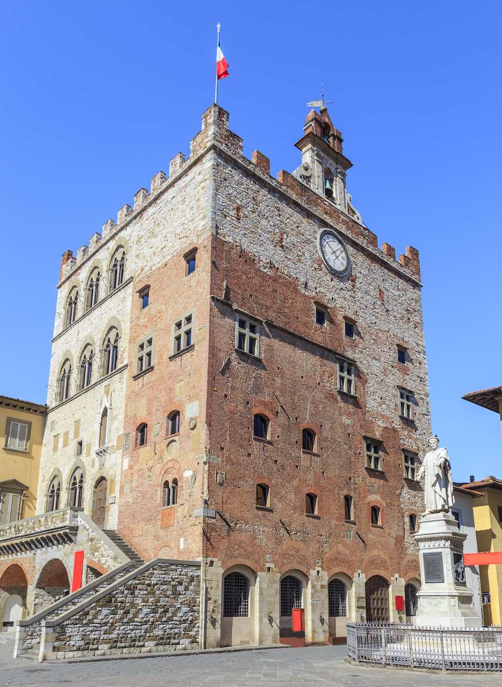 Statua di Francesco Datini a Prato e il Palazzo del Comune