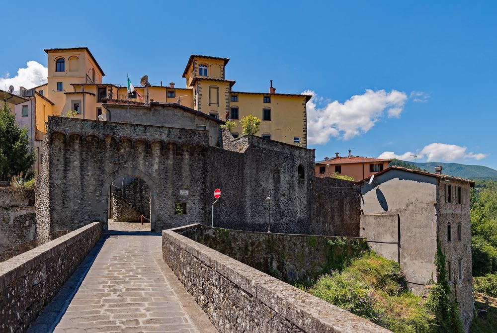 Vista sul ponte Santa Lucia nel borgo toscano di Castelnuovo di Garfagnana