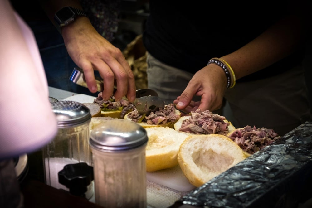 Preparazione del panino col lampredotto, tipico street food di Firenze