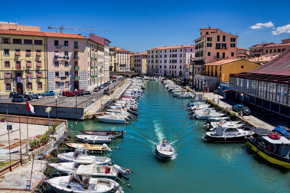 Mercato del Pesce e motoscafo sui canali de la Venezia Nuova a Livorno