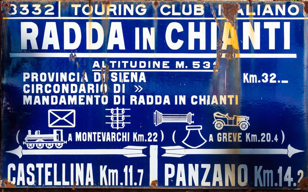 Vecchio cartello del Touring Club a Radda in Chianti