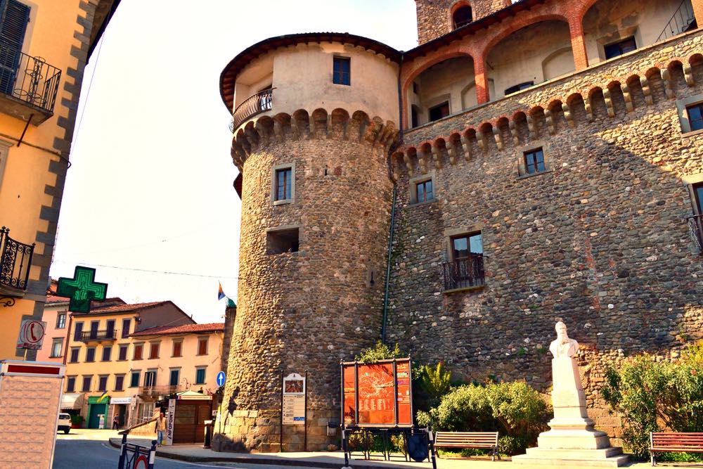 Rocca ariostesca nel borgo toscano di Castelnuovo di Garfagnana