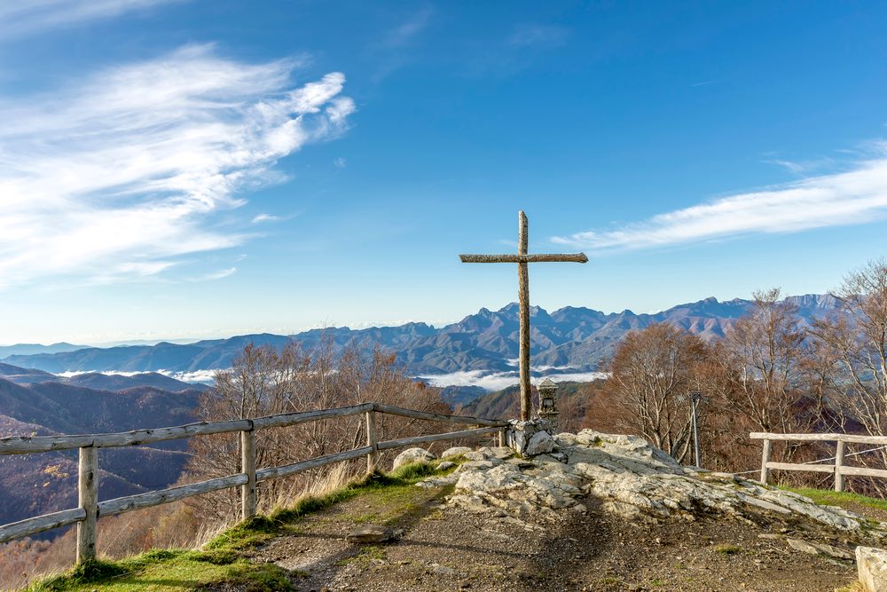 Croce a San Pellegrino in Alpe con vista sull'Appennino Tosco Emiliano