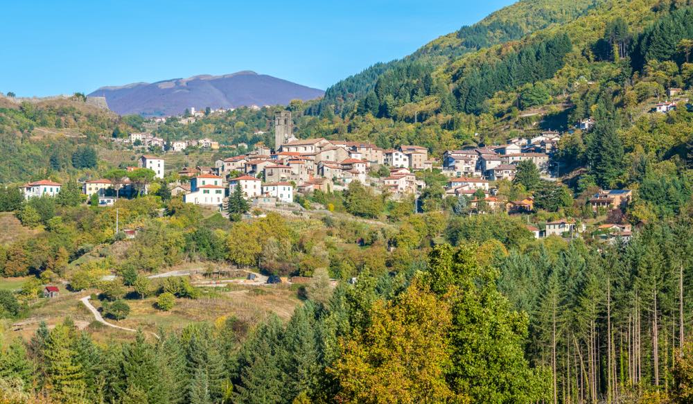 Il borgo di San Romano in Garfagnana e la vicina Fortezza delle Verrucole