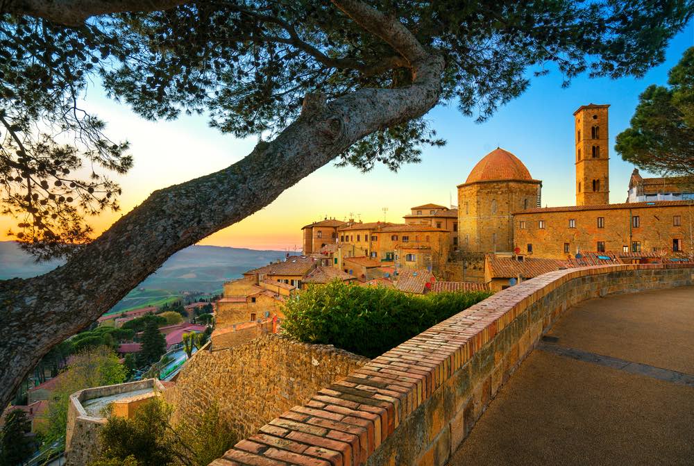 Suggestiva veduta di Volterra, borgo etrusco in provincia di Pisa