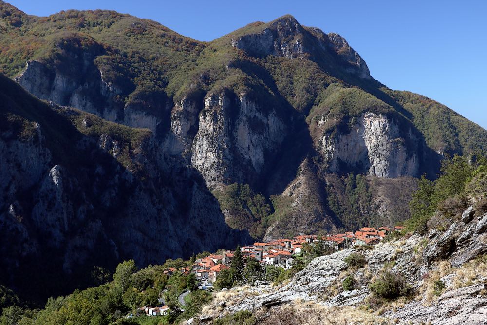 Borgo toscano di Fivizzano con dietro le Alpi Apuane