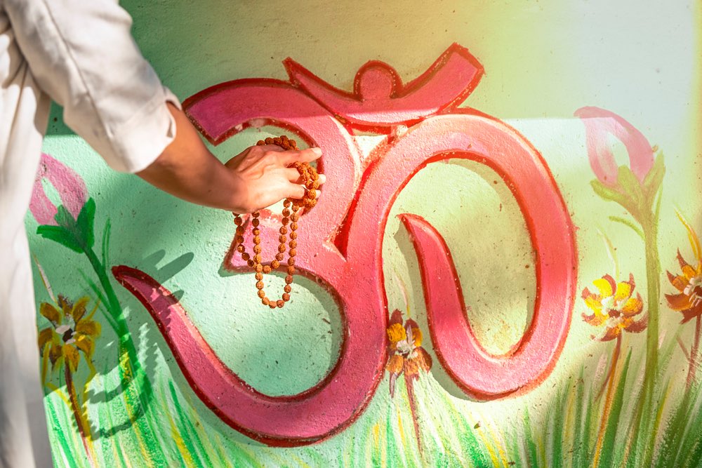 Il simbolo del mantra OM su un muro a Goa