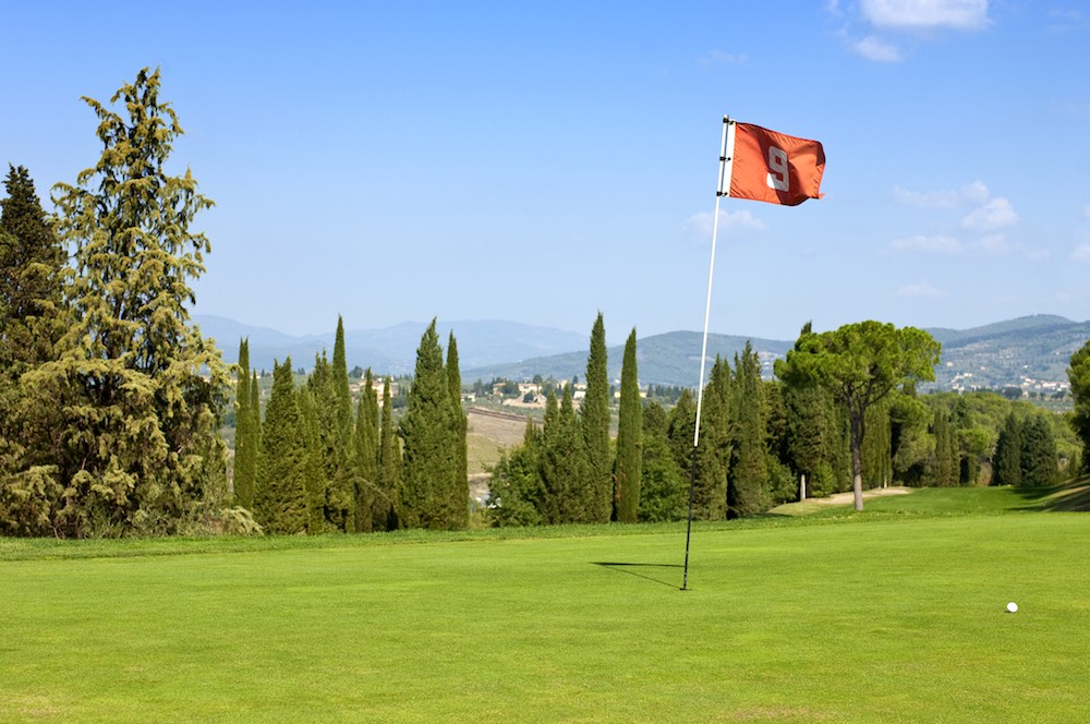 Bandiera della nona buca in uno dei campi da golf in Toscana