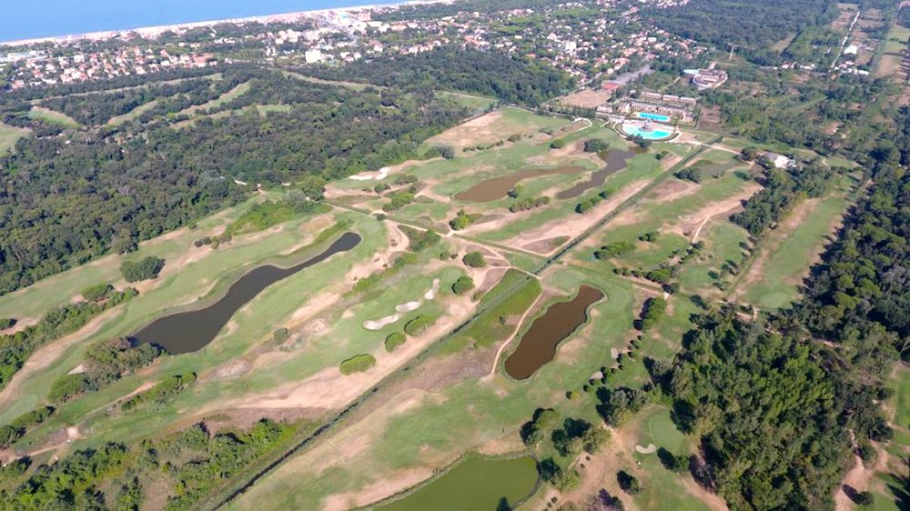 Il Cosmopolitan Golf Club a Tirrenia è uno dei campi da golf della Toscana con più di 9 buche
