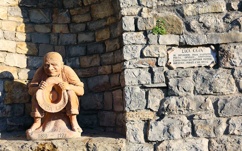 La statua di Luca Cava a San Gusmè in Toscana