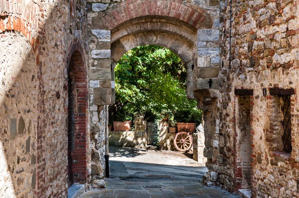 Porta del borgo fortificato di San Gusmè nel Chianti Classico