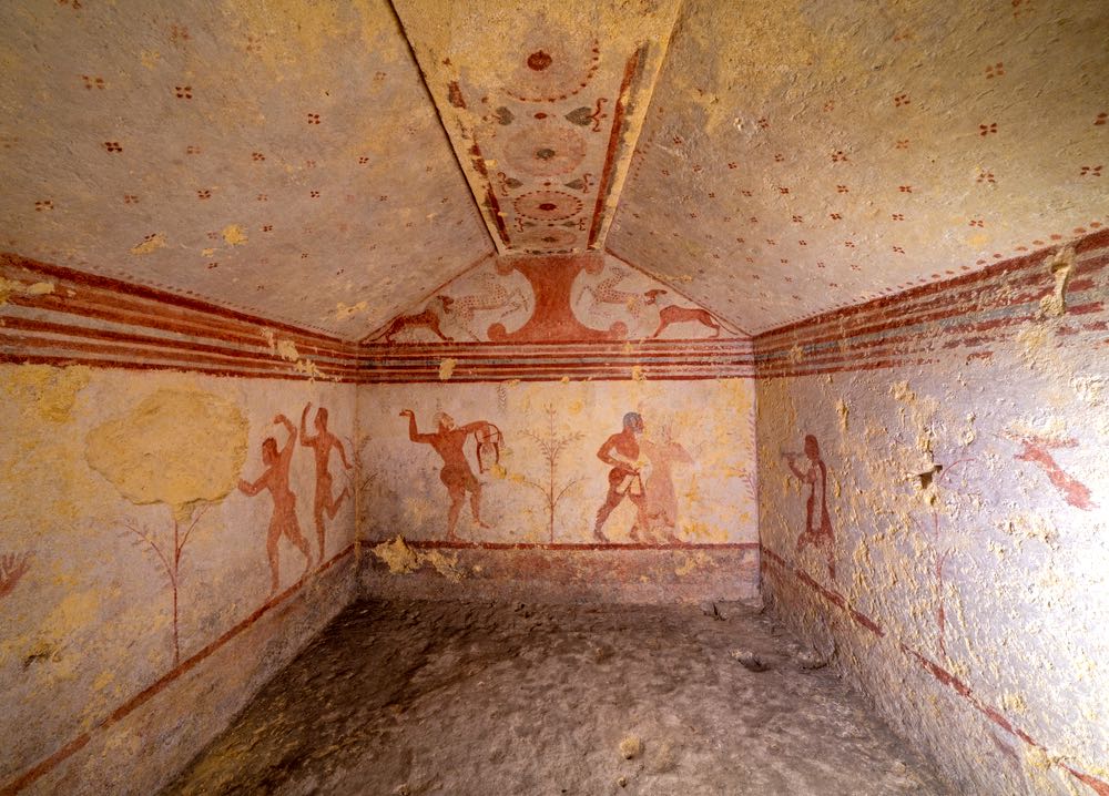 Dipinti in una tomba ipogeo etrusca a Tarquinia