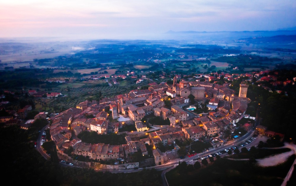 Ripresa aerea all'alba del borgo toscano di Lucignano in Val di Chiana