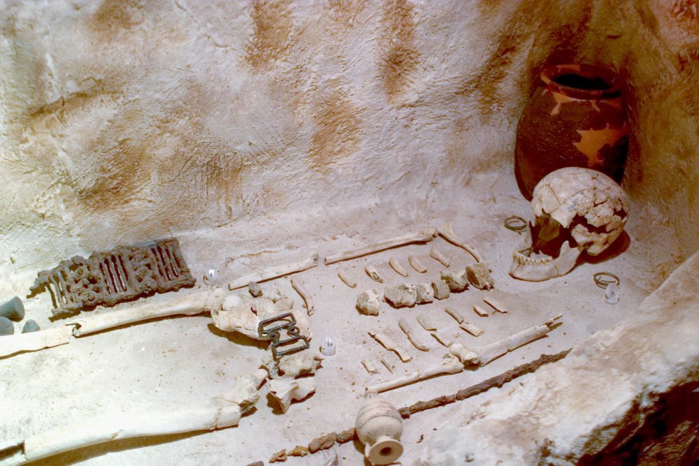 Scheletro di donna in una tomba etrusca