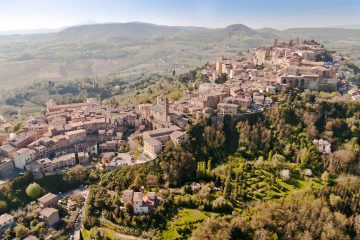 Sinalunga è un tipico borgo medievale toscano a cavallo tra le province di Siena e di Arezzo