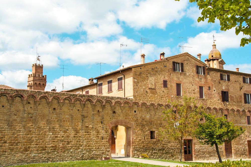 Le mura di Buonconvento, borgo toscano in Val d'Arbia, provincia di Siena