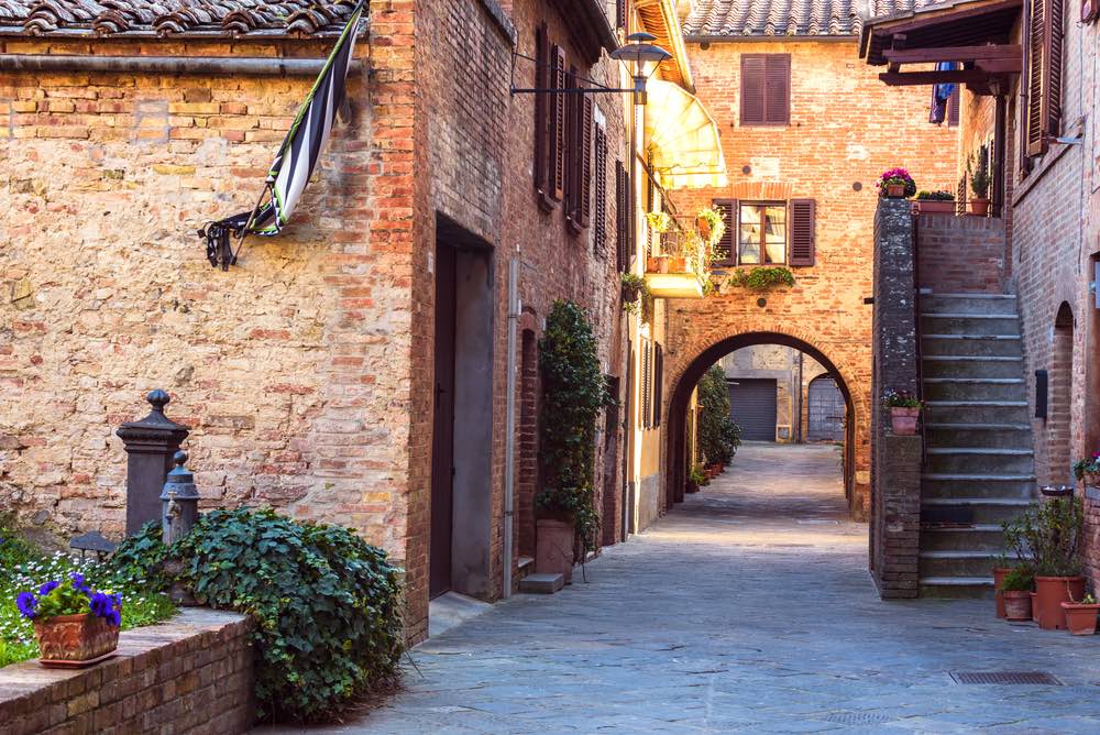 Strada di Buonconvento, borgo toscano in Val d'Arbia, provincia di Siena