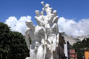 Monumento in marmo bianco ai cavatori caduti a Carrara