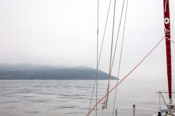 Caligo sulla costa toscana nord ripreso da una barca a vela