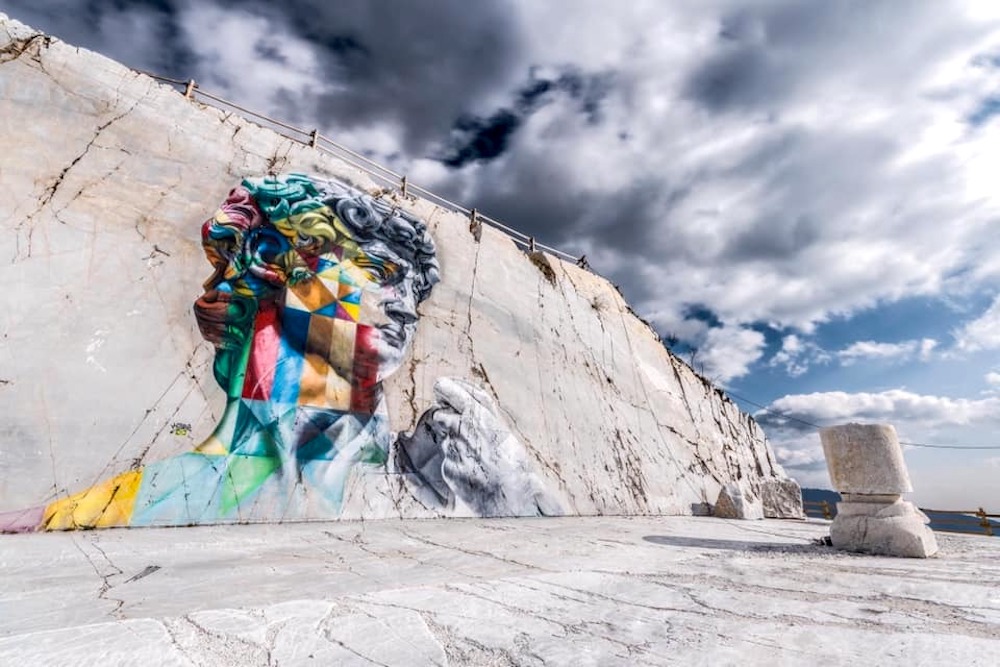 Graffito raffigurante il David di Michelangelo su una parete di marmo bianco a Carrara