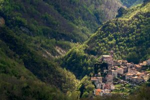 Il borgo di Equi Terme è un borgo toscano arroccato sulle Alpi Apuane