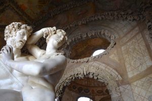 Statua nella Grotta del Buontalenti nel giardino di Boboli a Firenze