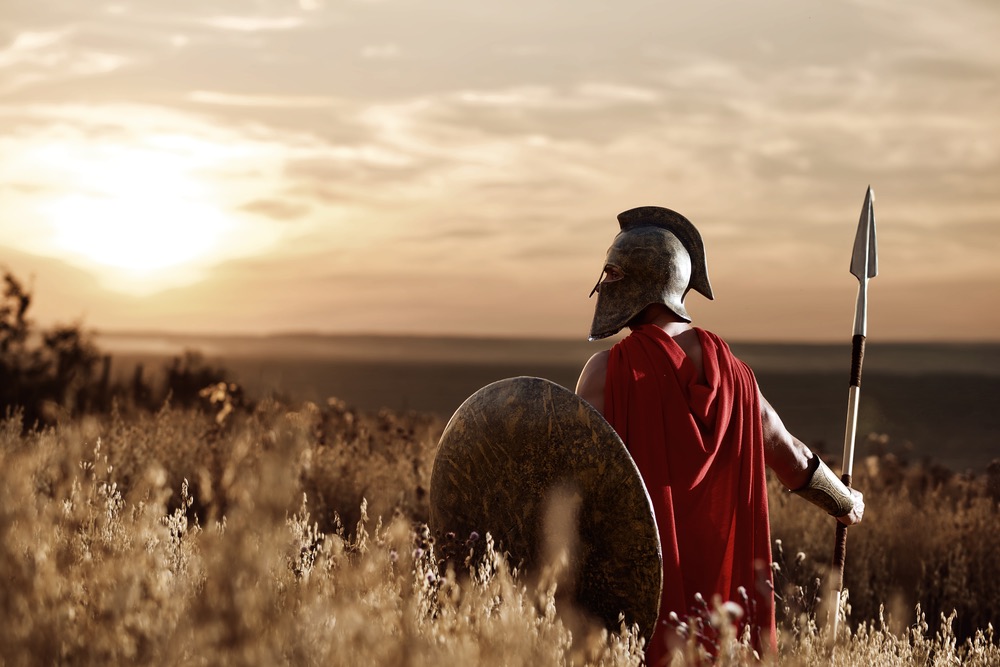 Guerriero romano in un campo al tramonto