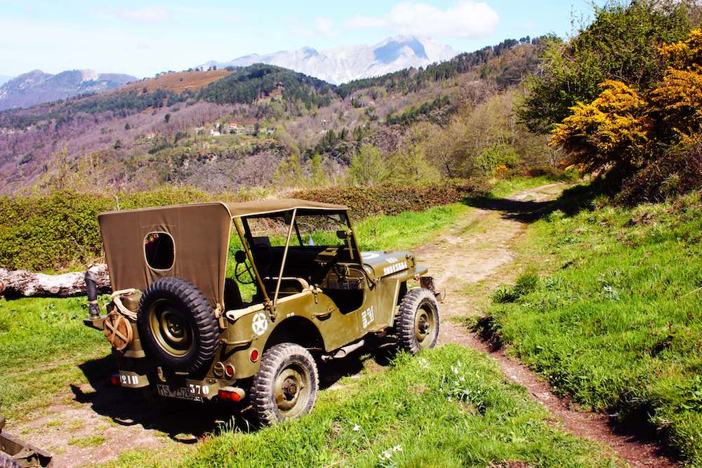 Rievocazione storica lungo la Linea Gotica in Toscana: una jeep americana