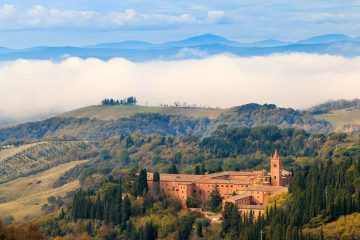 Monte Oliveto Maggiore è una bellissima abbazia alle porte di Ponte d'Arbia in Toscana