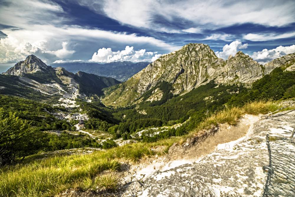Panorama sulle Alpi Apuane con vista sul Pizzo d'Uccello in una giornata d'estate