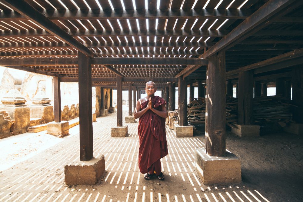 Monaco buddista prega in un tempio 