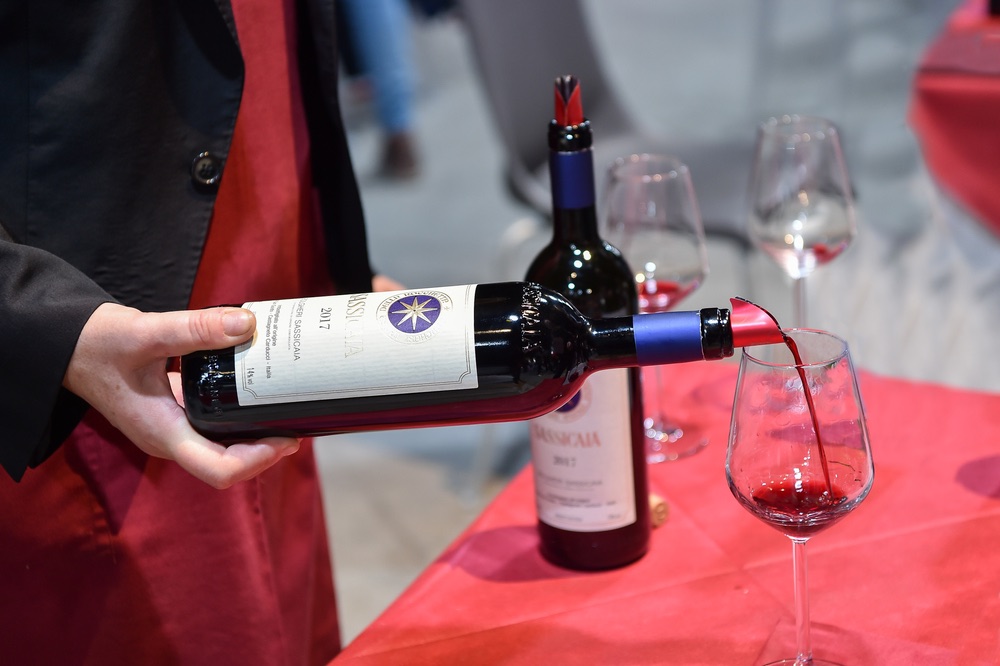 Degustazione di Sassicaia 2017, sommelier versa il vino in un bicchiere