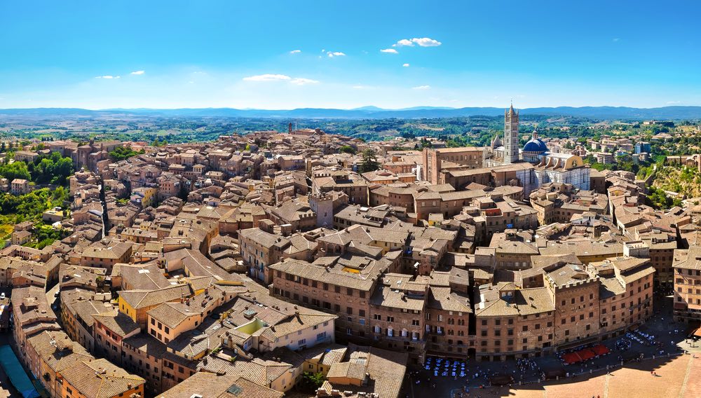 La città di Siena ripresa dall'alto: Duomo, tetti e parte di Piazza del Campo