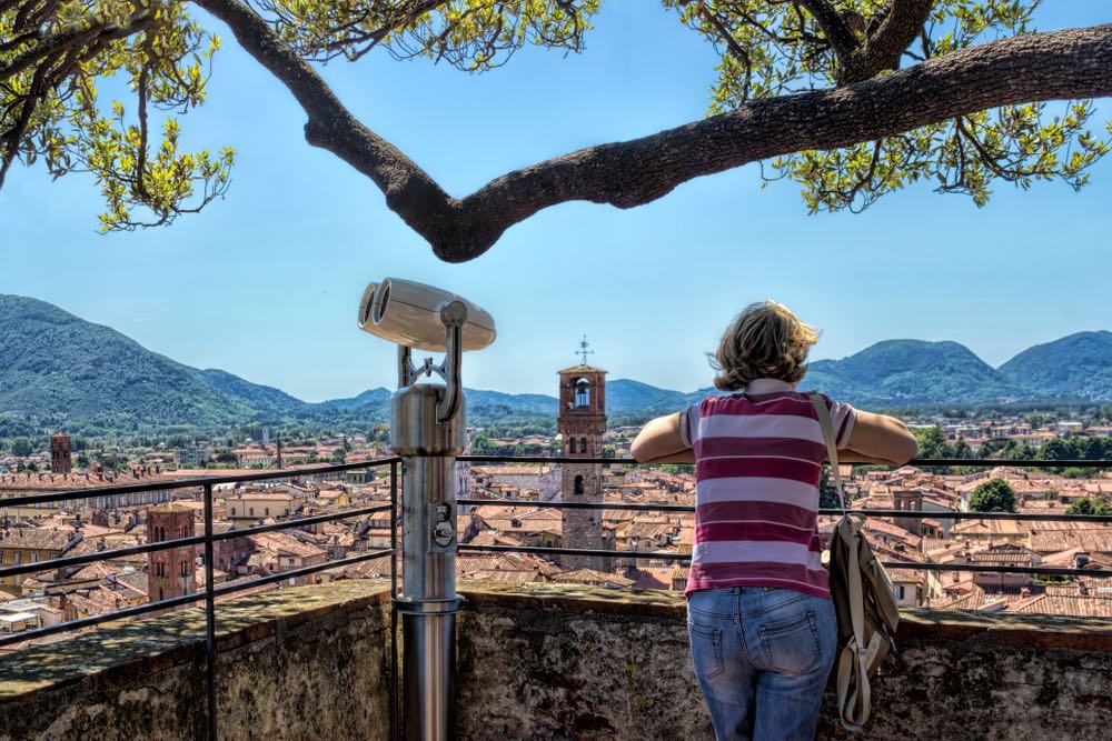 Persone sulla cima della Torre Guinigi, la torre con gli alberi di Lucca