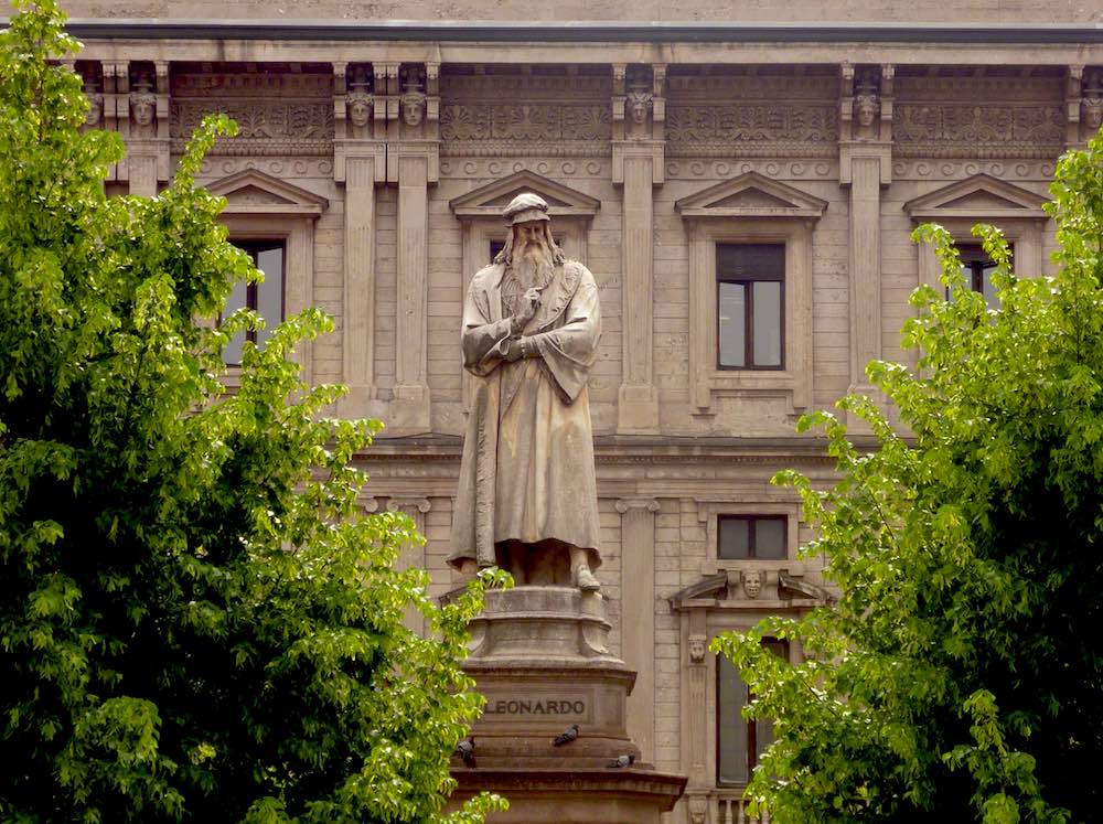 Statua di Leonardo da Vinci in Piazza della Scala a Milano