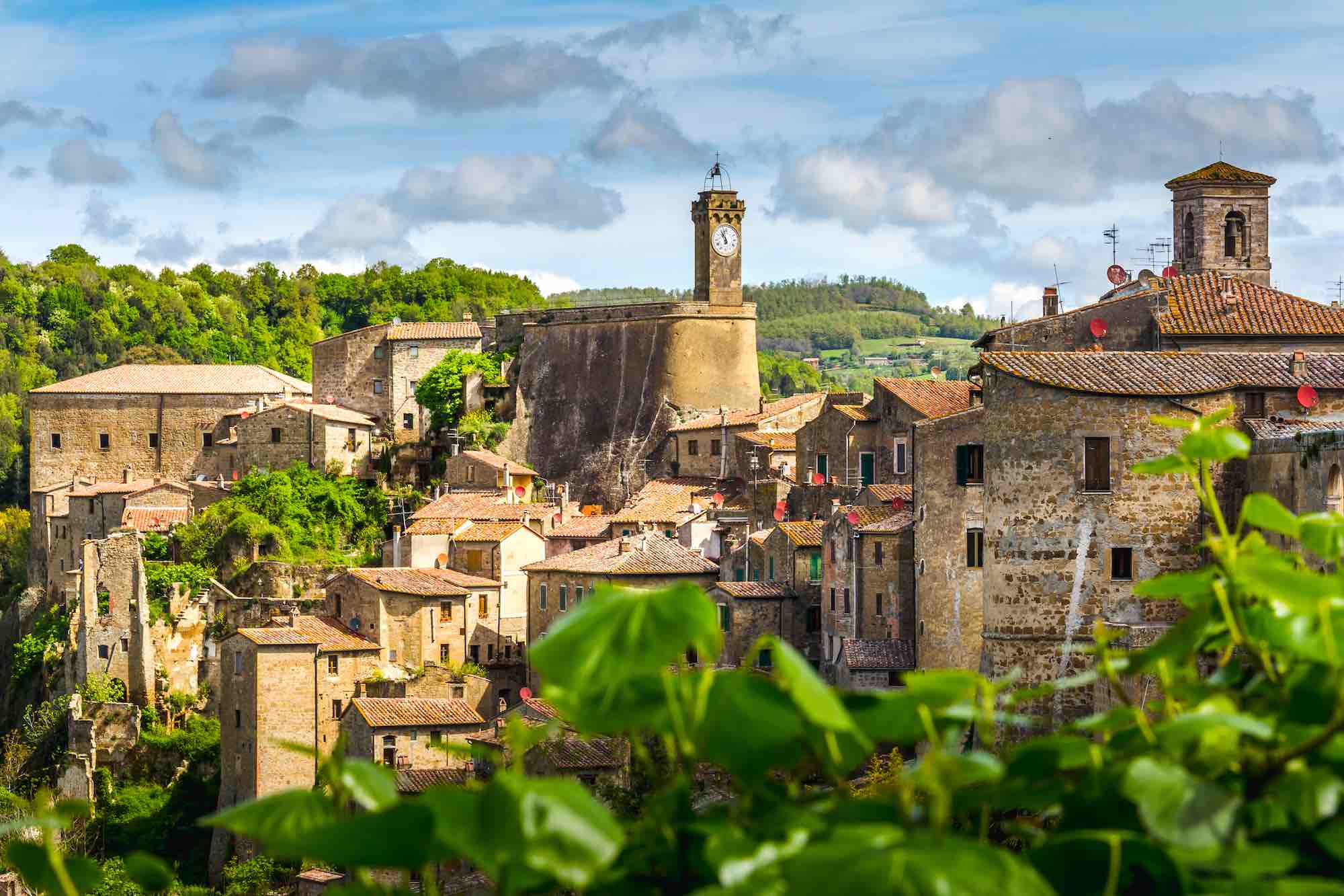 Il borgo di Sorano nell'Area del Tufo in Toscana