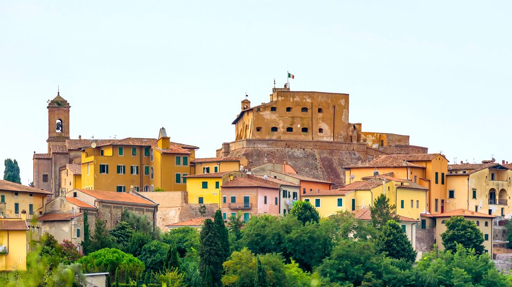 Il Castello di Lari nell'omonimo borgo in provincia di Pisa