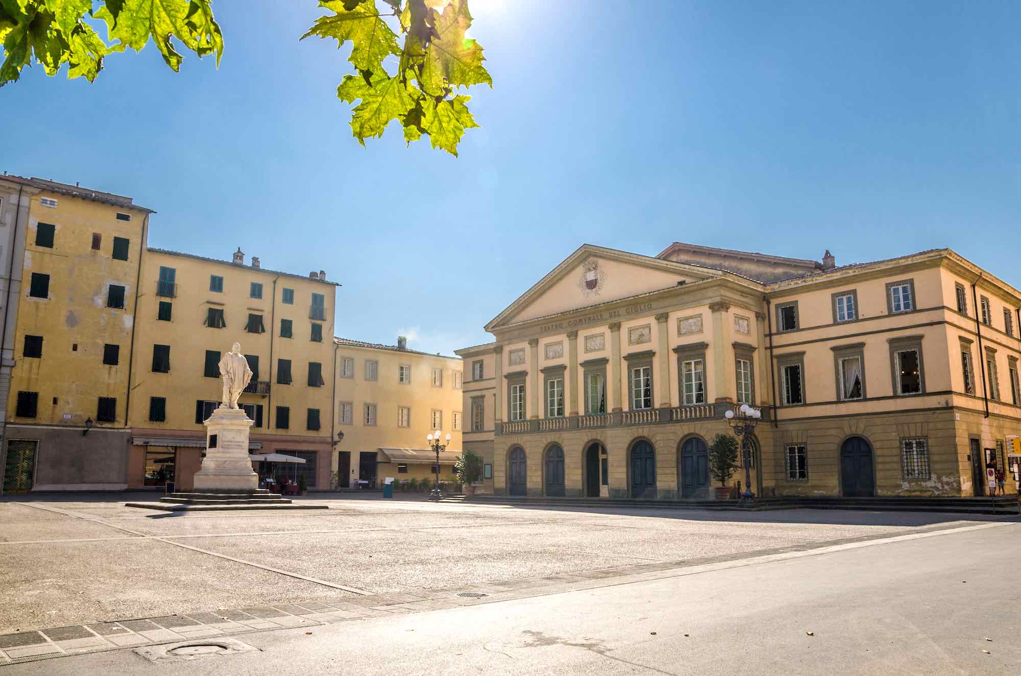 Il Teatro del Giglio a Lucca in una giornata di sole
