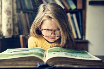 Bambina legge un libro, concetto di storytelling avvincente