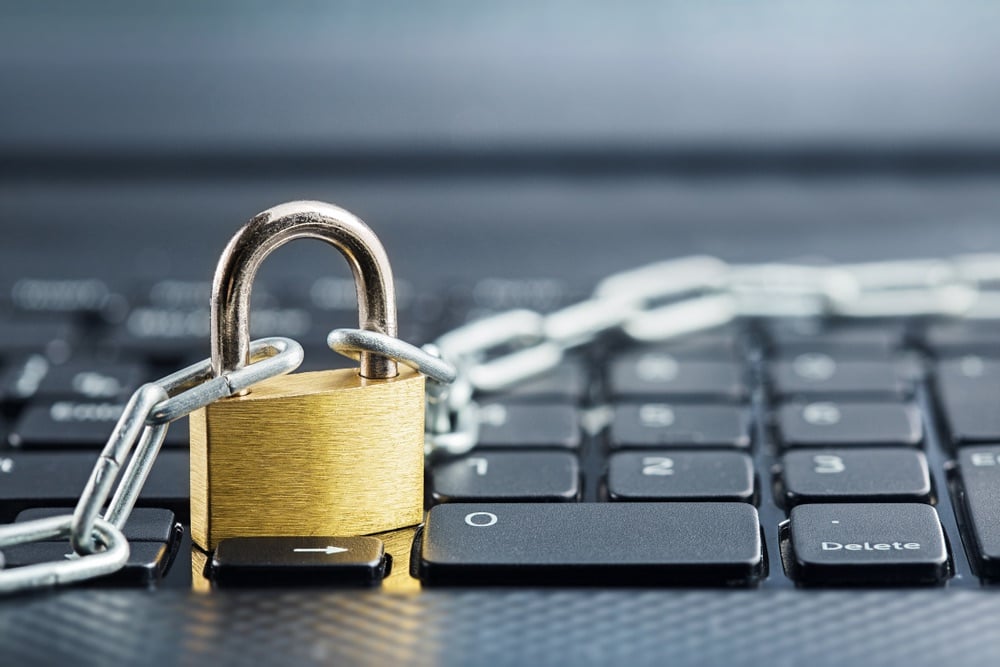 Lucchetto su tastiera di pc: concetto di online security