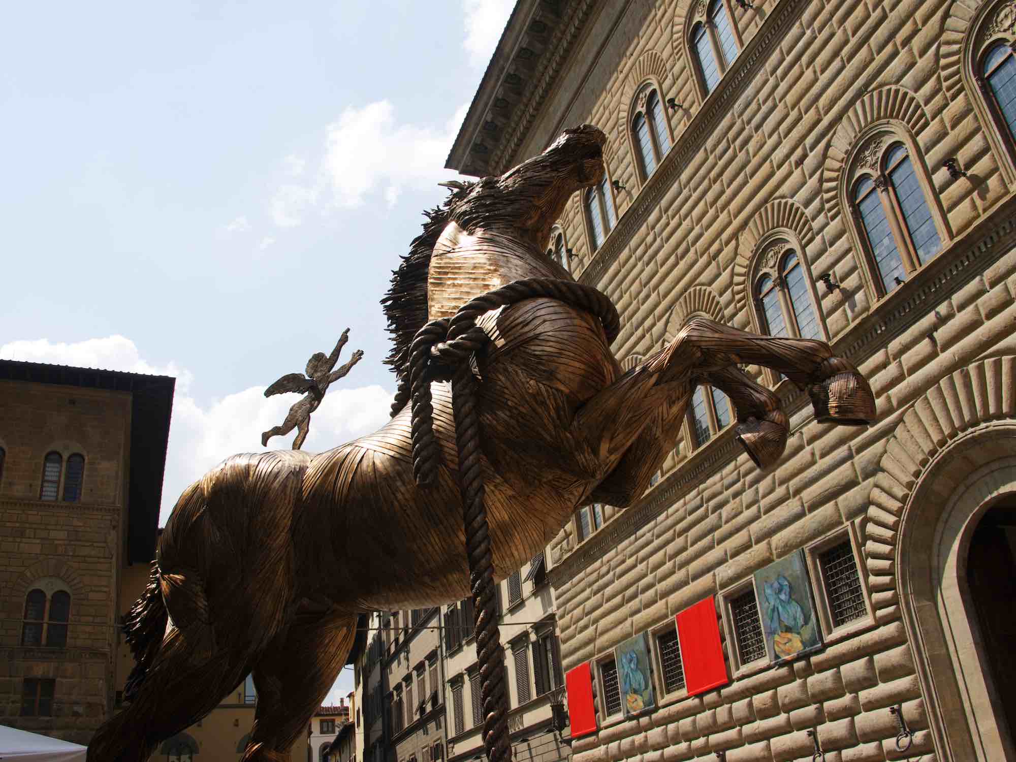 Statua equestre davanti a Palazzo Strozzi a Firenze