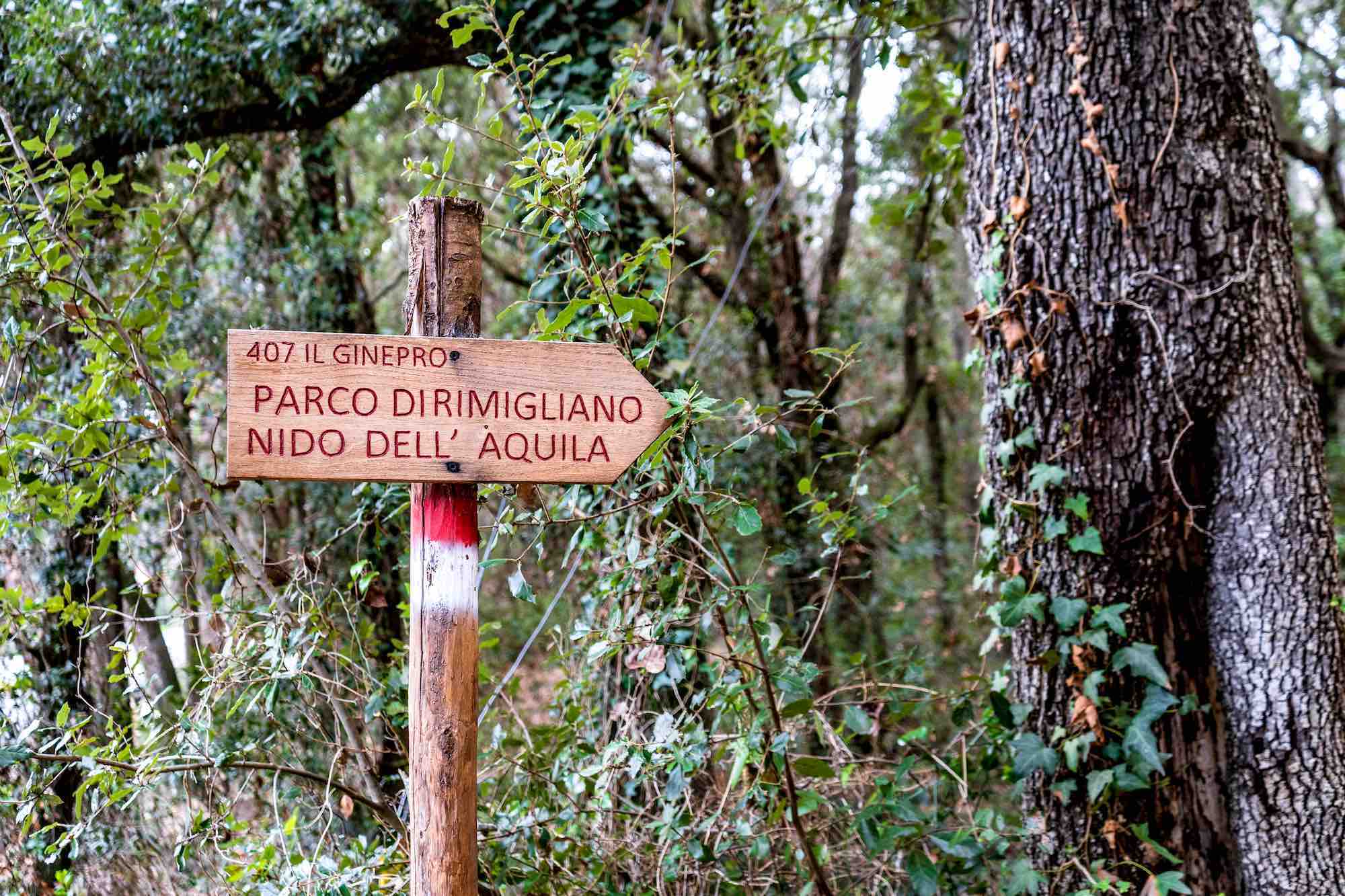 Segnali per il Nido dell'Aquila nel Parco di Rimigliano, parco costiero in Toscana a San Vincenzo