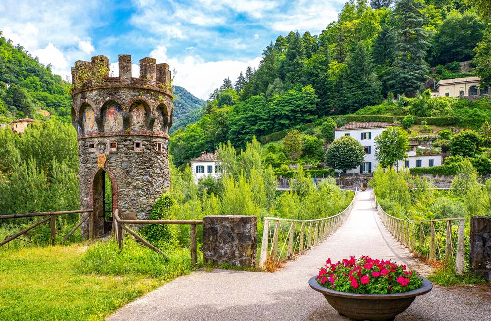 Torre medievale nel parco di Villa Demidoff a Bagni di Lucca in Garfagnana